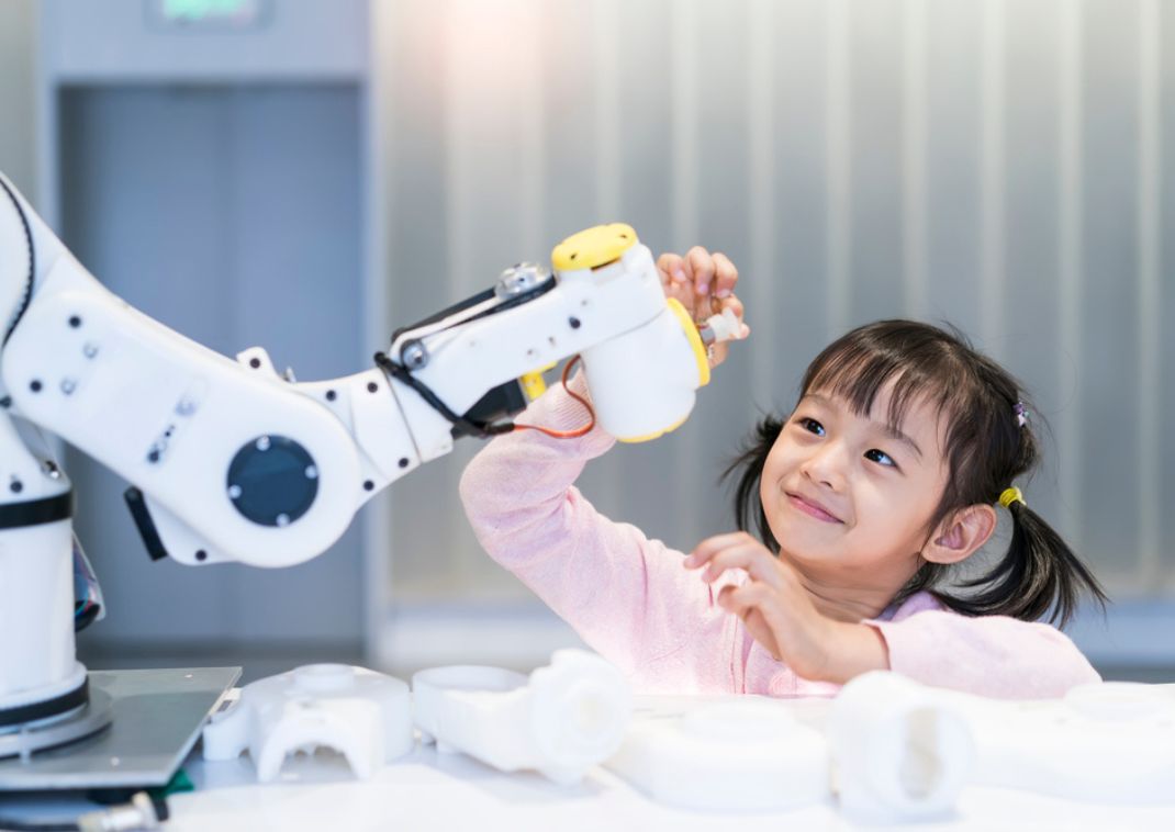 Pige interagerer med robot i Japan.