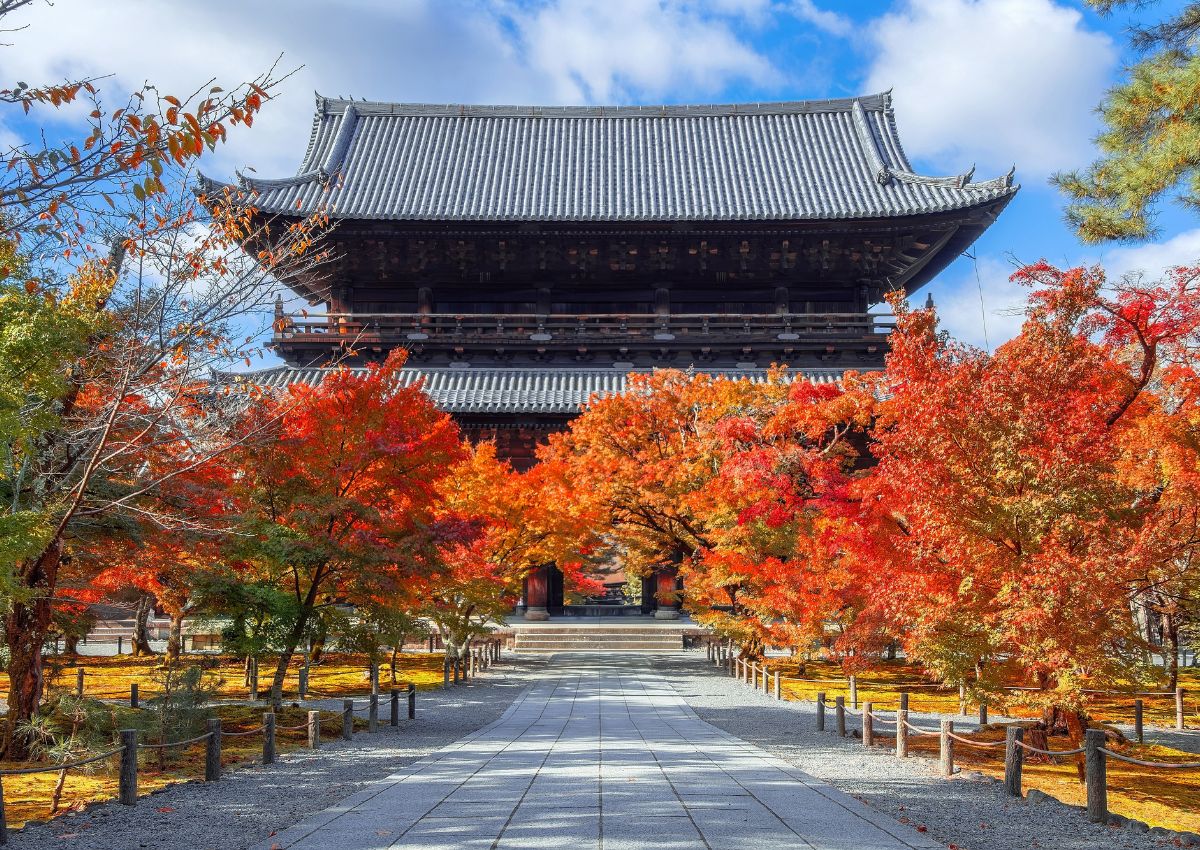 Efterårsfarver omkring Sanmon-porten ved Nanzen-ji-templet i Kyoto.