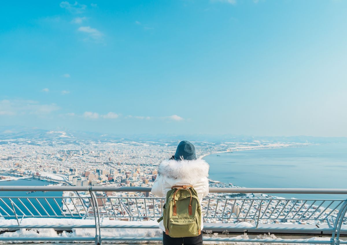 Kvindelig turist ser ud på Hakodate city, Japan