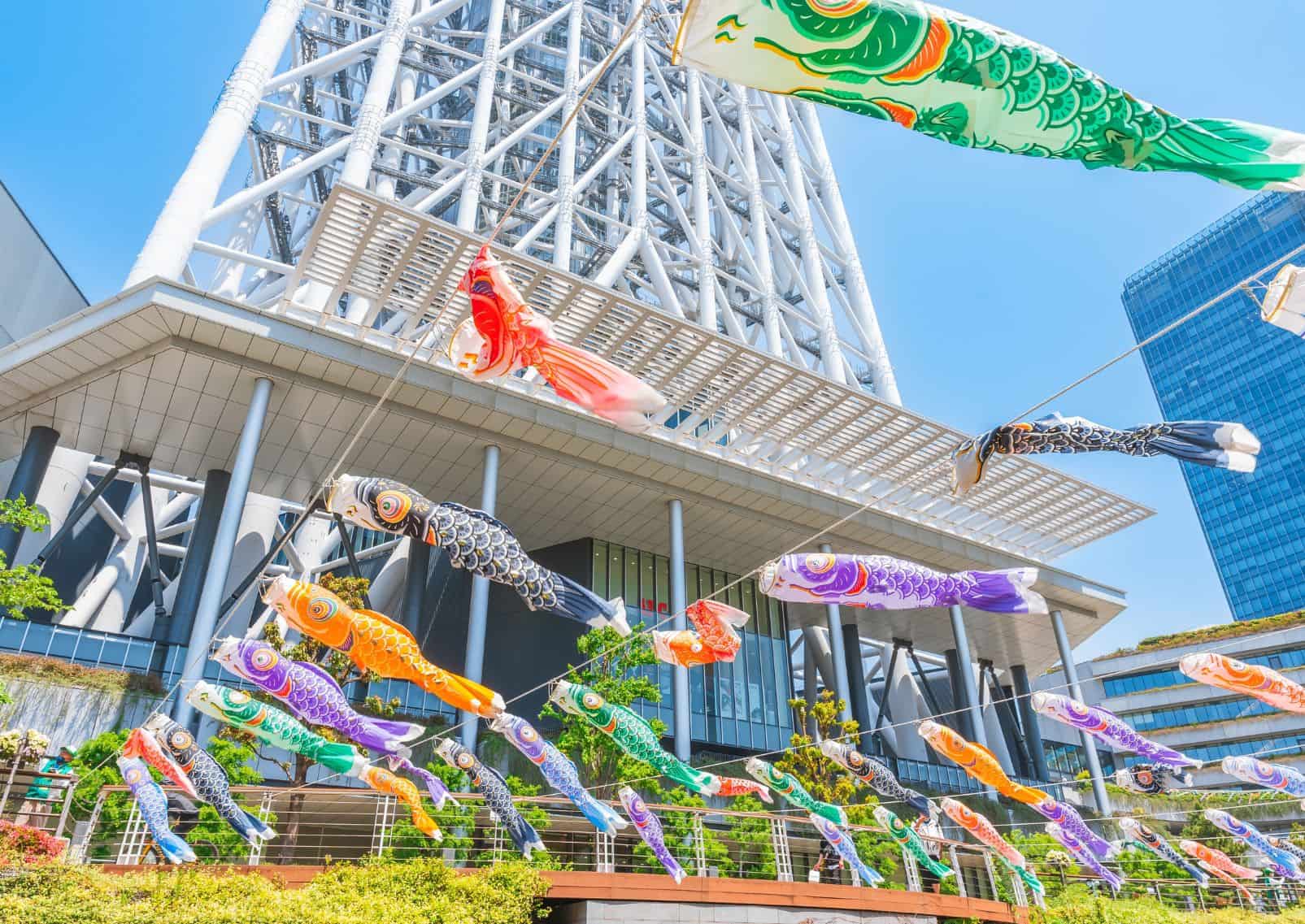 Tokyo Skytree set fra Sumida-floden med Asahi-bygningen