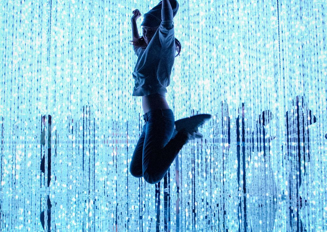 Pige, der springer i TeamLab Tokyo, Japan
