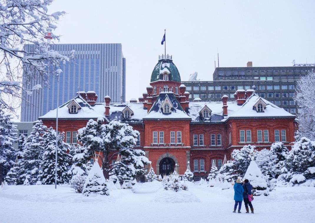 Den tidligere Hokkaido regeringsbygning i Sapporo dækket af sne