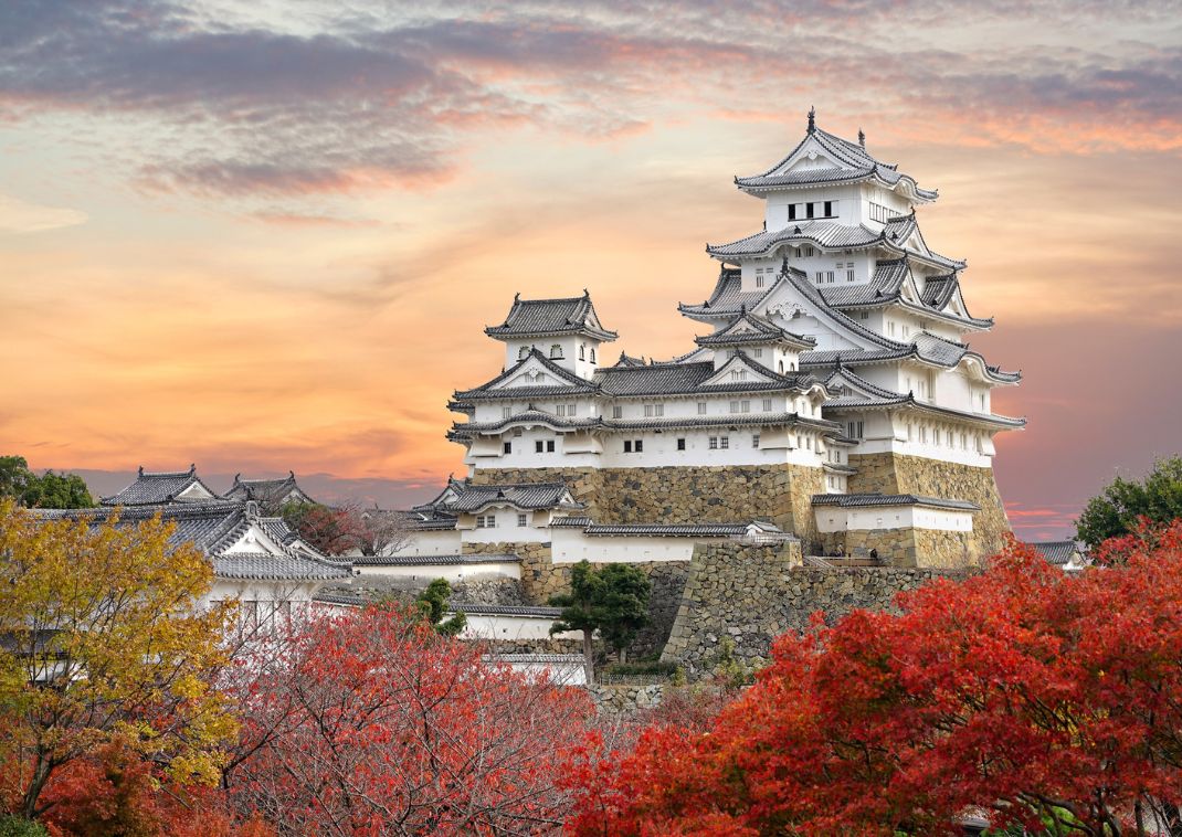 Himeji Slot med røde lønnetræer i aftensol, Himeji, Hyogo