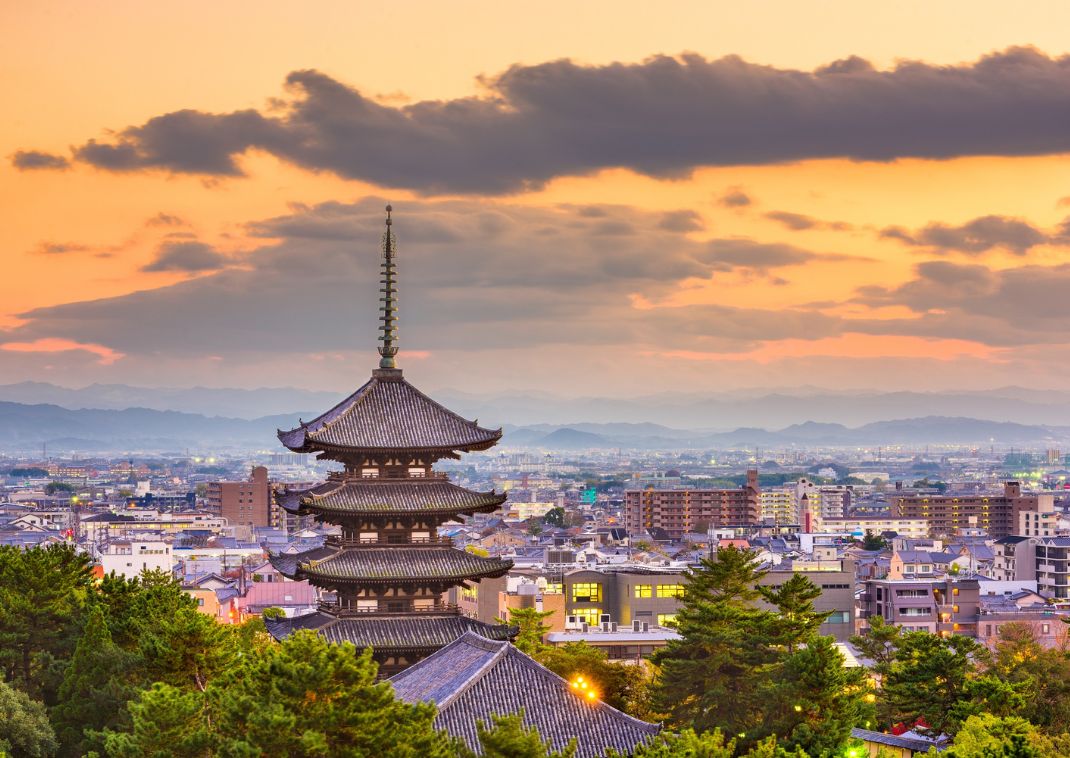 Solnedgang bag pagode i Nara, Japan 