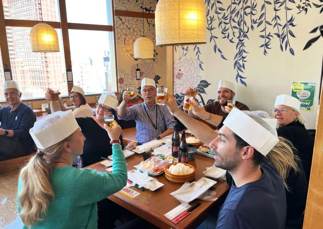 Grupperejse med Japanspecialist, hvor deltagerne lærer at lave sushi