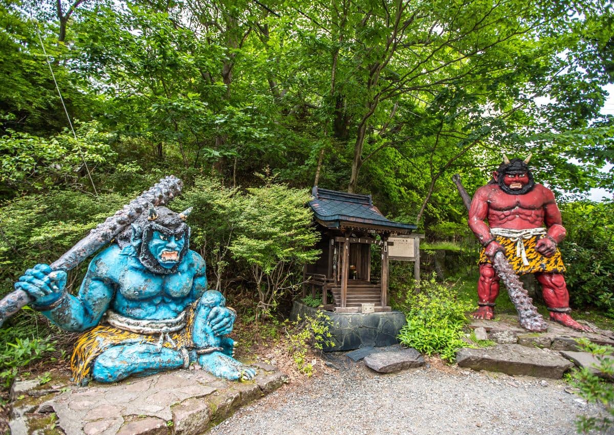 Gade i Noboribetsu med den karakteristiske dæmonstatue.