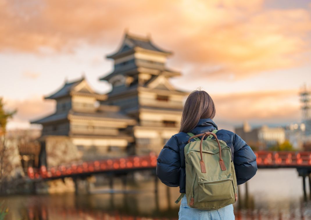 Kvinde ser på Matsumoto-borgen i Japan