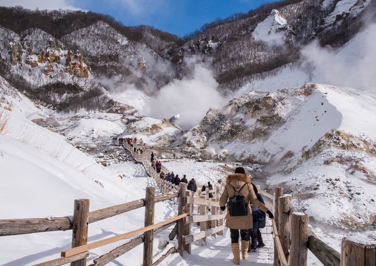 Turister i Noboribetsu Onsen Hell Valley, Hokkaido, Japan