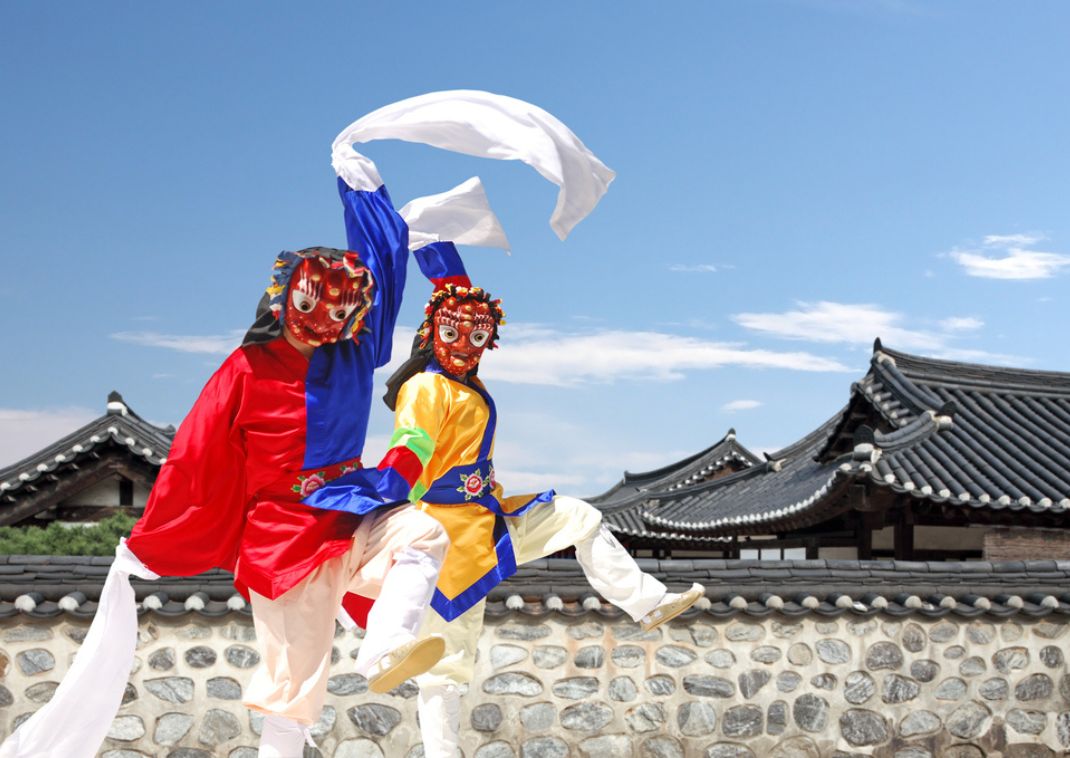 Traditionelle koreanske maskedansere optræder i Sydkorea.