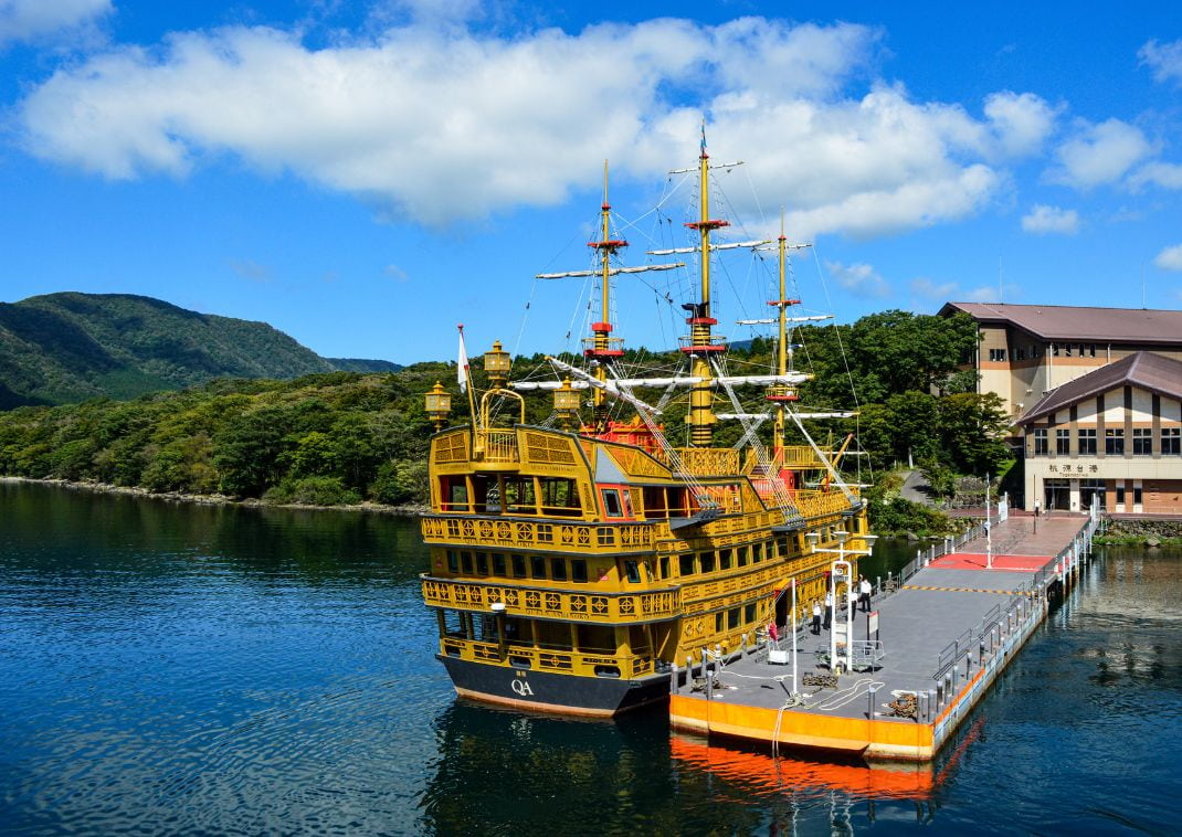 Et piratskib fra den vestlige havn af Lake Ashi, Japan