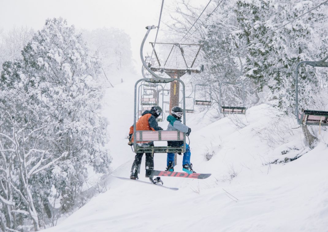 Snowboarders i Hakuba Ski Resort