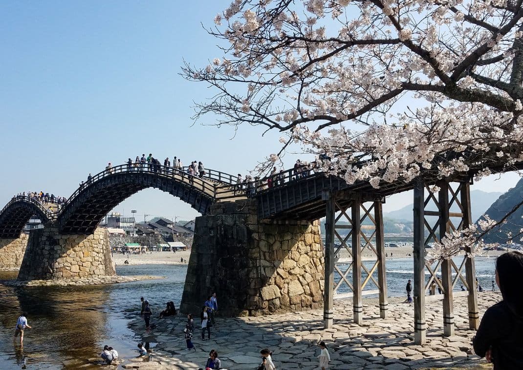 Folk går over Kintaikyo-broen, Iwakuni.