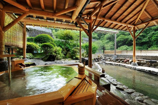 De varme japanske onsen bade  