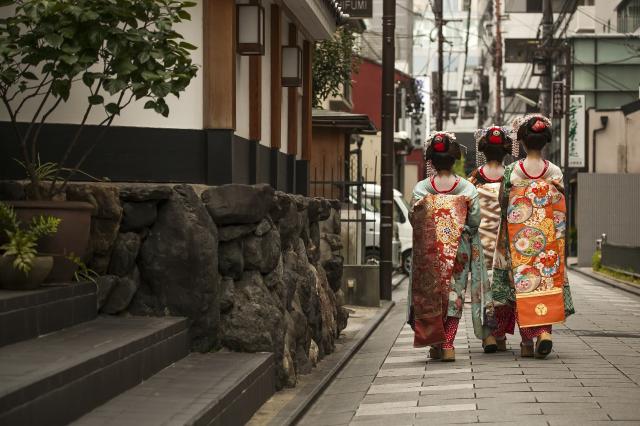 Se geishaer på gaden i Gion-kvarteret, Kyoto 