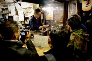 Folk der spiser i Izakaya