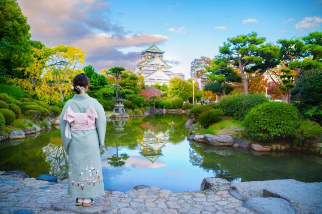 Kvinde i kimono ved Osaka-borgen