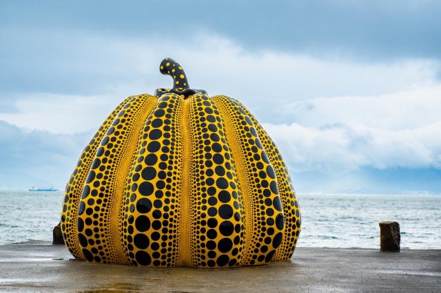 Den gule græskar-statue, Naoshima