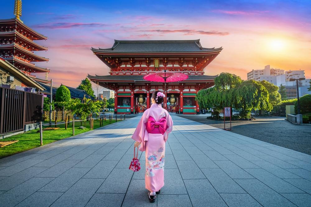 Kvinde i kimono foran tempel, Tokyo