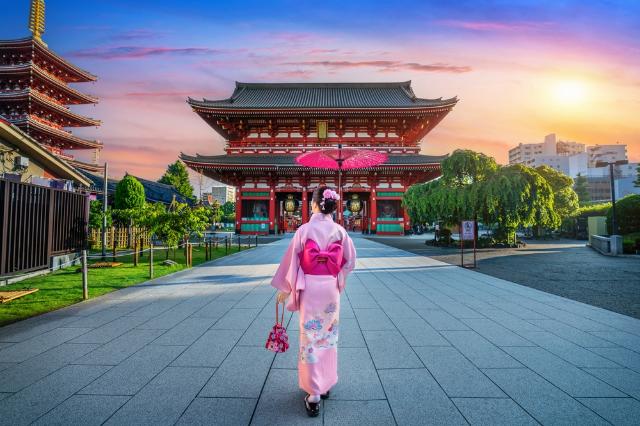 Kvinde i kimono foran tempel, Tokyo