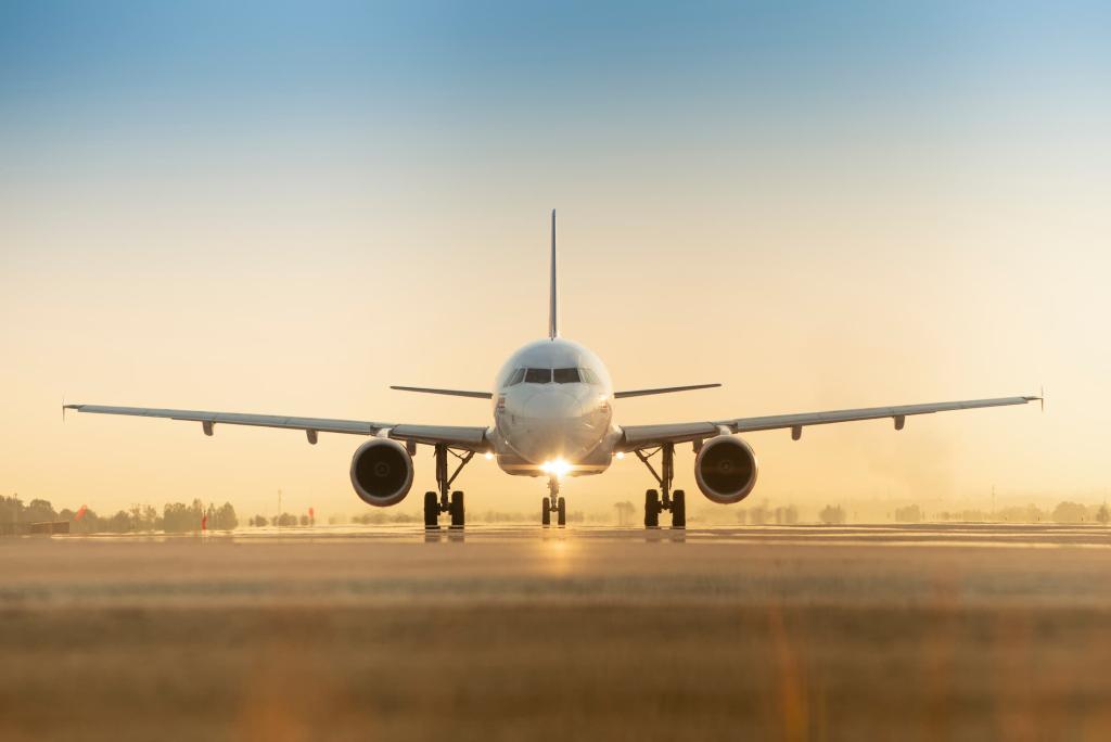Udsigt til solnedgang med fly på japansk landingsbane under dramatisk himmel
