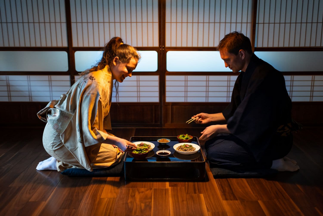 Par spiser et traditionelt måltid på en ryokan