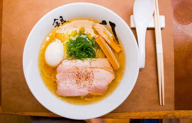 En stor skål japansk ramen