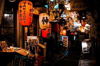 Gade med lokale izakayas i Shinjuku, Tokyo