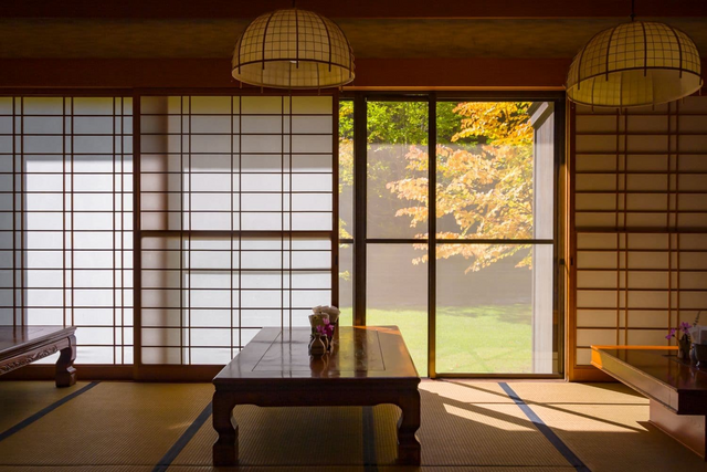 Traditionelt ryokan-værelse med tatamimåtter