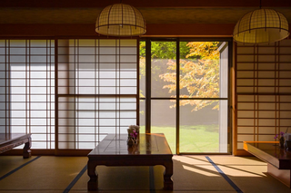 Traditionelt ryokan-værelse med tatamimåtter
