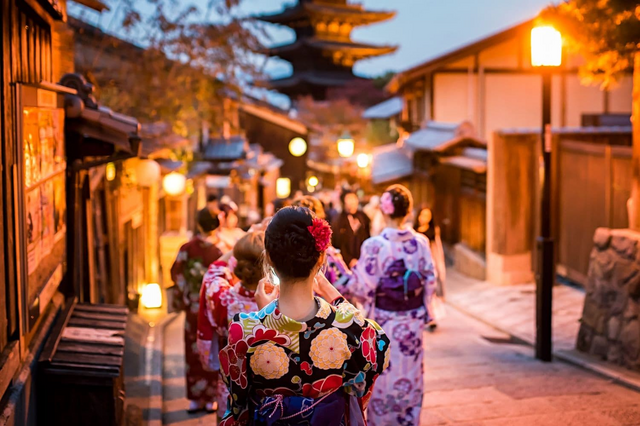 Kvinder i kimono på Sannen-zaka, Kyoto