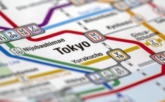 Kort over Tokyos metrosystem med toglinjer og stationer