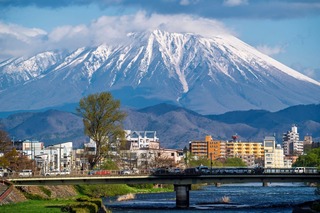 Moriokas bybillede med Iwate-bjerget