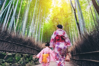 Mor og datter på opdagelse i Arashiyama bambusskov