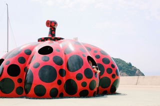Børn leger på kunstøen Naoshima