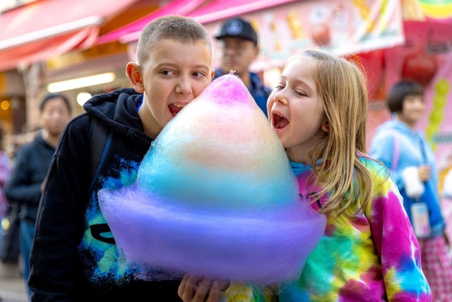 Børn spiser candyfloss i Harajuku, Tokyo