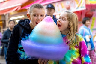 Børn spiser candyfloss i Harajuku, Tokyo