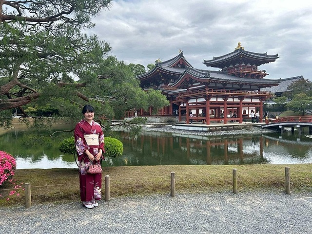 I kimono, foran Byodoin-templet i Uji