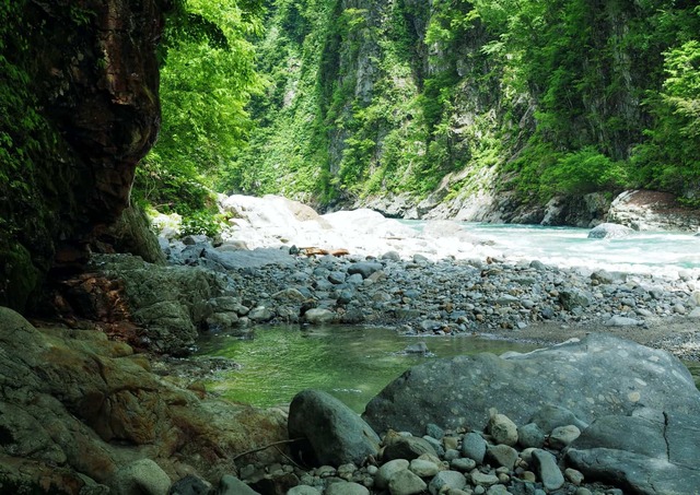 Naturlige varme kilder omkring Unazuki Onsen