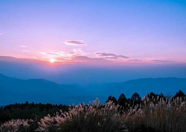 Solnedgang over Mount Asos ydre krater