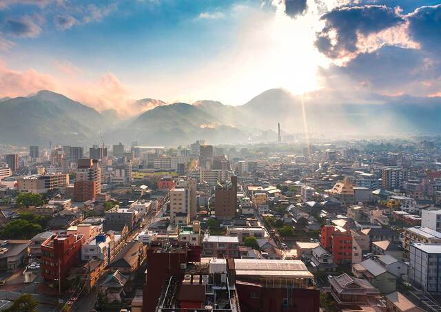 Beppu by ved solnedgang