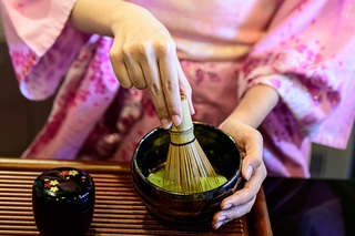Dame i kimono laver japansk grøn te