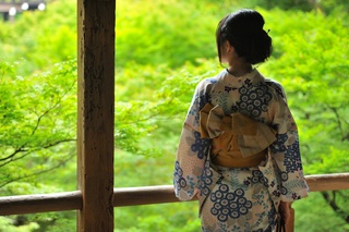 Dame i kimono i japansk have