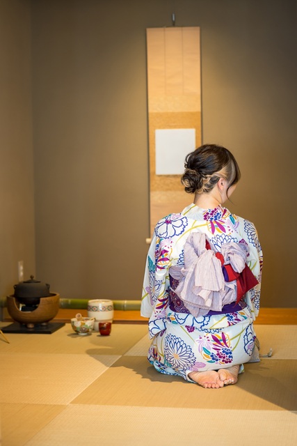 Pige i yukata i en traditionel tesalon