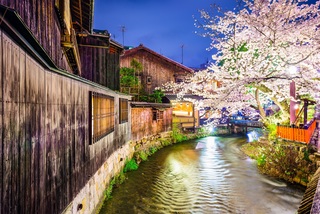 Shirakawa-floden om natten i Gion