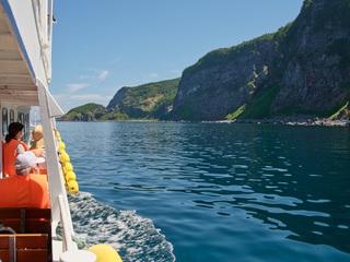 Krydstogtskib på havet ved Shiretoko