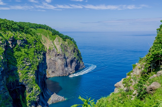 Krydstogtskib på havet ved Shiretoko