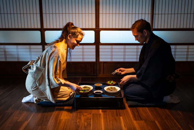 Par spiser et traditionelt måltid på en ryokan