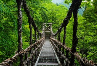 Kazurabashi-broen, Iya-dalen