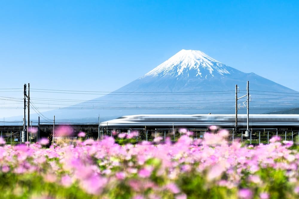 Shinkansen-toget kører forbi Fuji-bjerget, Yoshiwara, Shizuoka præfektur, Japan