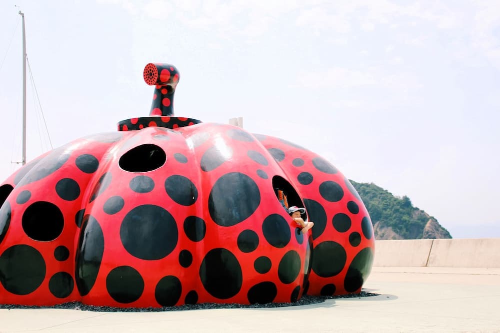 Kusama Yayoi rødt græskar i Naoshima, Japan